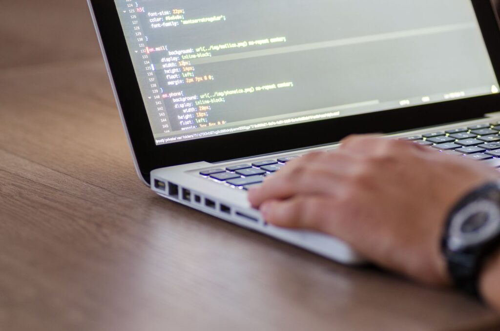 Site que converte visitantes em clientes aberto no notebook