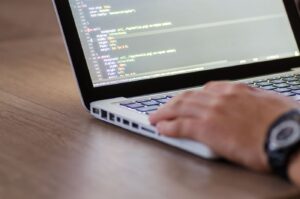 Site que converte visitantes em clientes aberto no notebook