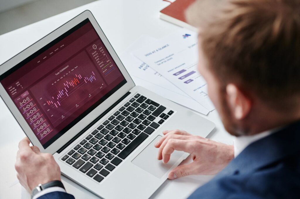 Painel do CRM com funil de vendas e leads organizados por etapa