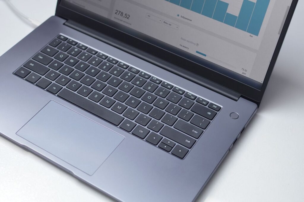 Time de vendas usando o CRM da Lets Three no computador