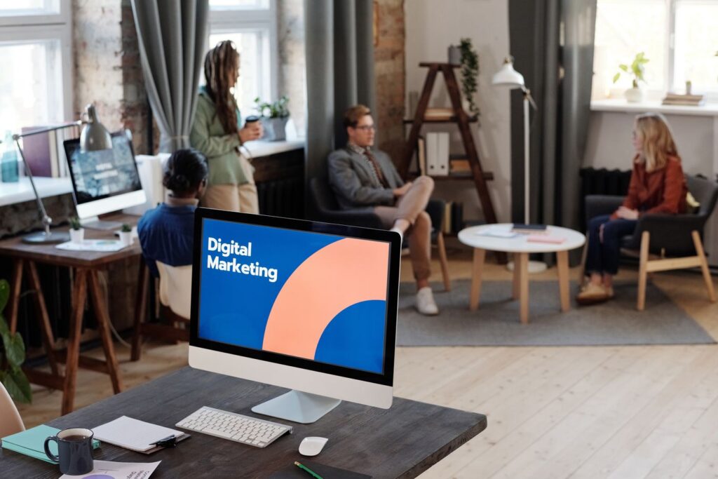 Equipe da agência de marketing com IA Lets Three em reunião de planejamento